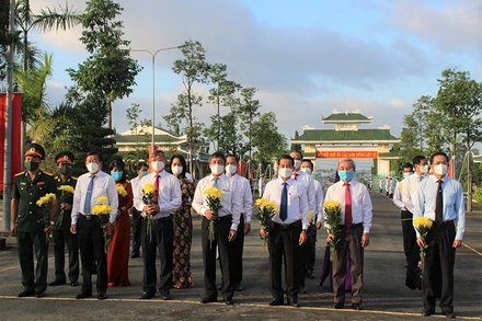 Các đại biểu viếng Nghĩa trang liệt sĩ tỉnh Đồng Nai.