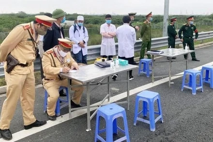 Công an Hà Nội hướng dẫn các bước để người dân đi qua các chốt kiểm dịch vào Thủ đô