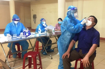 Đêm 22/7, cán bộ, viên chức, người lao động ở các cơ quan, đơn vị tại thành phố Gia Nghĩa đã được test nhanh kháng nguyên SARS-CoV-2.