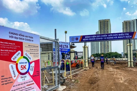 Các công nhân đang xây dựng bệnh viện dã chiến.