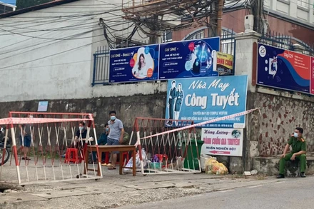 Lực lượng chức năng thành phố Bắc Kạn tiến thành thiết lập vùng cách ly y tế khu vực gần đường Võ Nguyên Giáp. 