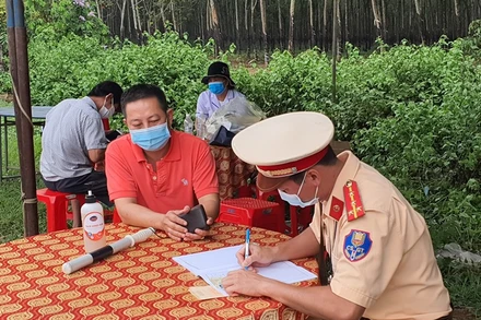 Các cán bộ, chiến sĩ công an đang là lực lượng chủ công tại các chốt kiểm soát dịch bệnh trên địa bàn tỉnh Bà Rịa - Vũng Tàu.
