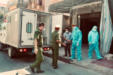 Công an huyện Hải Hậu (Nam Định) tiến hành bắt tạm giam chủ xe khách làm lây lan dịch Covid-19 trên địa bàn huyện.