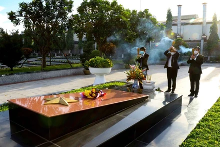 Lãnh đạo tỉnh Bình Dương viếng Nghĩa trang liệt sĩ nhân ngày Ngày Thương binh, liệt sĩ.