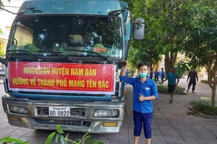 Các xe chở hàng hóa, lương thực từ Nghệ An vào TP Hồ Chí Minh.