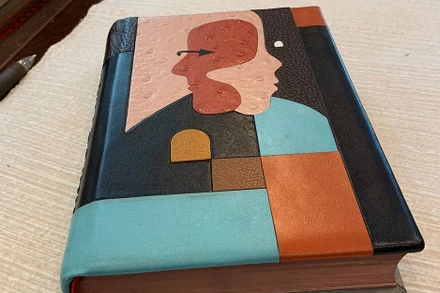 Cuốn sách được làm lại bìa và bán với giá 2,5 triệu đồng. Ảnh trong trang FB của CLB Sách 100.