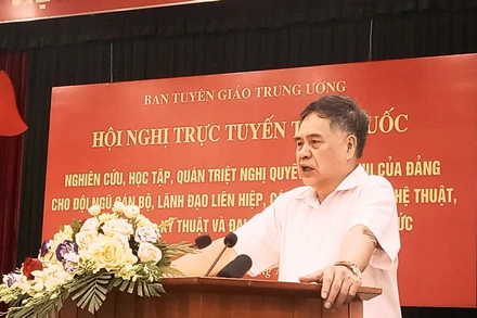Phó Giáo sư, Tiến sĩ Nguyễn Viết Thông - Tổng Thư ký Hội đồng Lý luận Trung ương trình bày chuyên đề 1.