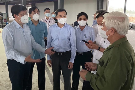 Lãnh đạo Bộ Y tế và tỉnh Bình Dương khảo sát nơi dự kiến Trung tâm ICU quy mô 500 giường. (Ảnh: THÁI BÌNH)