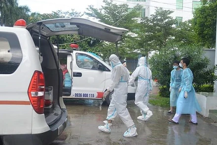 Lực lượng y tế đưa các trường hợp liên quan đến chuyến bay VN 216 xuất phát từ TP Hồ Chí Minh đi cách ly theo dõi. 