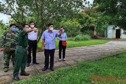 Bí thư Tỉnh uỷ Cà Mau (sơ mi xanh tà ngang) kiểm tra tại Khu cách ly tập trung Trường Dân tộc Nội trú Cà Mau.