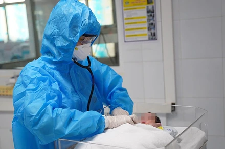 Các bác sĩ Trung tâm Sơ sinh chăm sóc cho bệnh nhi trong phòng cách ly.