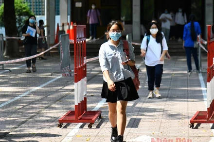 Thí sinh Hà Nội rời điểm thi sau môn thi đầu tiên của ngày 7/7. Ảnh: THUỶ NGUYÊN