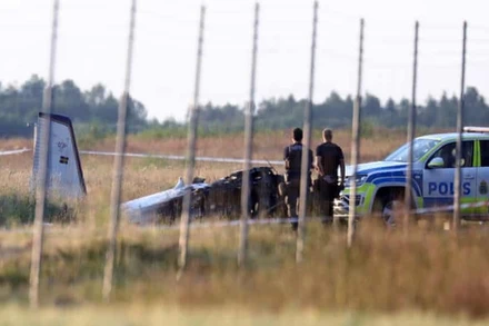 Cảnh sát có mặt tại hiện trường rơi máy bay bên ngoài TP Orebro. (Ảnh: EPA)