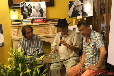 Đạo diễn, NSND Đào Trọng Khánh trong buổi ra mắt tập sách "Đất và người" của ông.