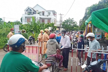 Chốt kiểm tra kiểm soát dịch bệnh Covid-19 giữa ranh giới TP Tuy Hòa và huyện Phú Hòa, tỉnh Phú Yên. 