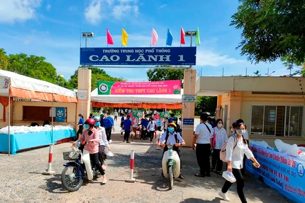 Thí sinh điểm thi Trường THPT Cao Lãnh 1 (huyện Cao Lãnh, Đồng Tháp) kết thúc môn thi thi Ngữ văn đợt 1.