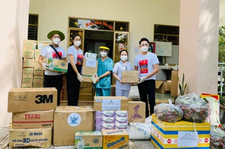 Ca sĩ, nhạc sĩ Nguyễn Phi Hùng cùng các đồng nghiệp, tình nguyện viên Nhà văn hóa Thanh niên tặng quà cho Bệnh viện dã chiến Củ Chi.