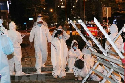 Các trường hợp chờ tiếp nhận điều trị tại Bệnh viện dã chiến thu dung, điều trị Covid-19 số 3, trong đêm 11/7. (Ảnh: TTXVN)