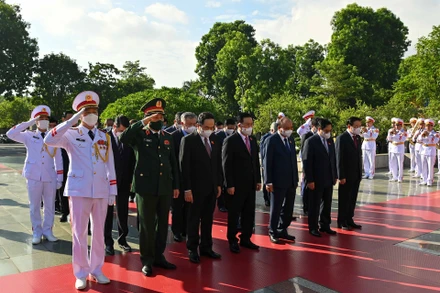 Các đồng chí lãnh đạo Đảng, Nhà nước tưởng niệm các Anh hùng liệt sĩ.