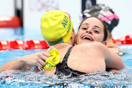 Kình ngư Australia Kaylee McKeown ăn mừng với đồng đội sau khi phá vỡ kỷ lục Olympic tại nội dung 100m bơi ngửa nữ tại Olympic Tokyo 2020. (Ảnh: THX)