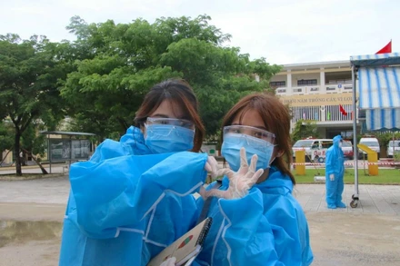 Hai thí sinh tại điểm thi đặc biệt Trường THPT Võ Chí Công trước ngày thi.