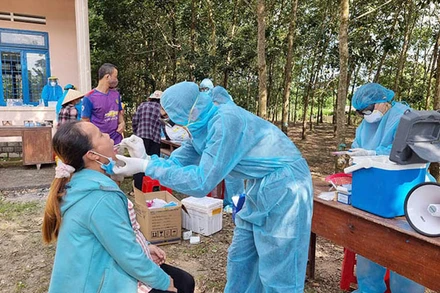 Lấy mẫu xét nghiệm cho người dân thôn Phú Hòa, xã Mỹ Đức, huyện Đạ Tẻh.