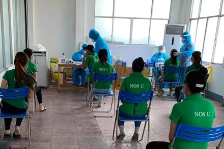 Lấy mẫu test nhanh đối với công nhân Công ty TNHH Changshin Việt Nam.