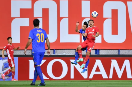 Trọng Hoàng tranh chấp bóng cùng cầu thủ Pathum United. (Ảnh: VFF)