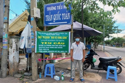 Người dân ấp Phước Thắng, xã Phước Tỉnh (huyện Long Điền) tham gia trực tại chốt bảo vệ “vùng xanh”. 