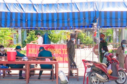 Các chốt tại khu vực phong tỏa được bố trí bàn giao dịch để người dân trao đổi hàng hóa.