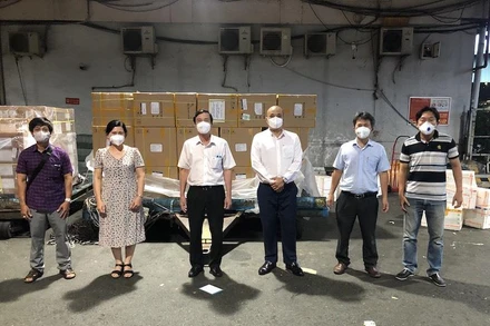 Đại diện Sở Y tế thành phố Hồ Chí Minh nhận kit test nhanh Covid-19 từ công ty Công ty TNHH Medicon tại sân bay Tân Sơn Nhất