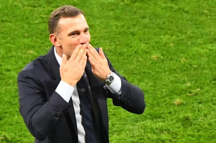 HLV Ukraine Andrey Shevchenko vui mừng trước chiến thắng của các học trò trong trận gặp Thụy Điển ở vòng 16 đội ngày 29/6. (Ảnh: AFP)