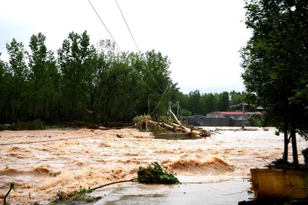 Tình trạng ngập lụt tại 1 ngôi làng ở tỉnh Hà Nam, Trung Quốc. (Ảnh: Tân Hoa xã) 