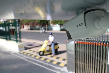 Camera được đặt ngay cổng, kiểm soát người ra vào trụ sở làm việc PTC3.