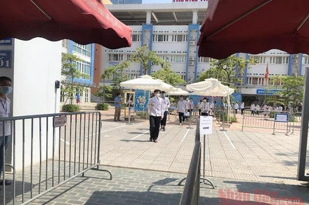 Thí sinh rời điểm thi sau khi kết thúc môn Ngữ văn, Kỳ thi tốt nghiệp THPT năm 2021. Ảnh: VIỆT DŨNG