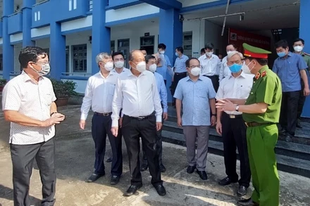 Phó Thủ tướng Thường trực Chính phủ Trương Hòa Bình kiểm tra tại Bệnh viện dã chiến điều trị Covid-19 số 3, tỉnh Đồng Nai.