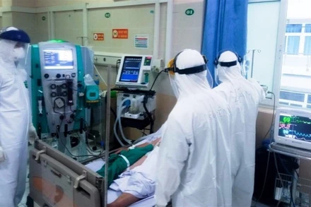 Điều trị bệnh nhân Covid-19 tại Bệnh viện Đức Giang.