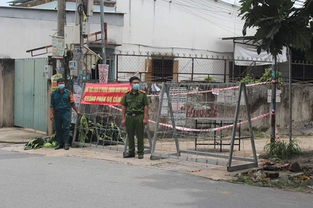 Lực lượng chức năng phong tỏa tại một khu dân cư ở phường Trảng Dài, thành phố Biên Hòa.