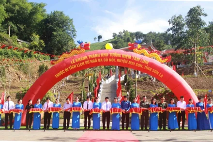 Cắt băng khánh thành Khu tưởng niệm tâm linh Ngã ba Cò Nòi.