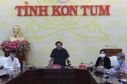 Đồng chí Lê Ngọc Tuấn, Phó Bí thư Tỉnh ủy, Chủ tịch UNBD, Trưởng Ban Chỉ đạo phòng, chống dịch Covid-19 tỉnh Kon Tum phát biểu chỉ đạo cuộc họp.