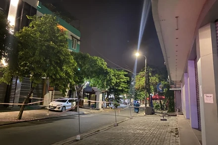 Lực lượng chức năng phong tỏa khu vực phía sau phòng răng Lê Hưng.