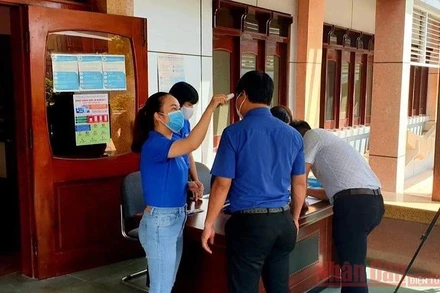 Đoàn viên Đoàn Thanh niên Cộng sản Hồ Chí Minh Công ty Cổ phần Cảng Quy Nhơn hỗ trợ đo thân nhiệt, khai báo y tế đối với người khách hàng đến làm việc tại Cảng Quy Nhơn, tỉnh Bình Định.