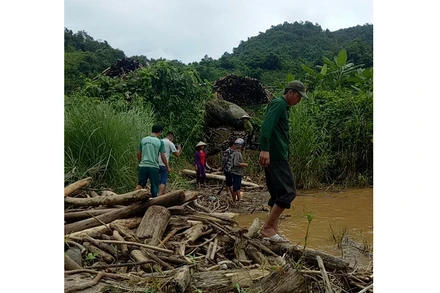 Lực lượng cứu hộ địa phương đang tiếp tục tìm kiếm thi thể nạn nhân còn lại.