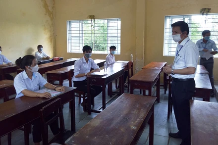 Giám đốc Sở GD&ĐT động viên, chia sẻ với các thí sinh “đặc biệt” tại điểm thi Trường THPT Thừa Lưu (huyện Phú Lộc).