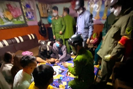 Lực lượng chức năng xử lý nhóm người tụ tập tại tiệc sinh nhật ở phường 3, thành phố Đà Lạt giữa mùa dịch.