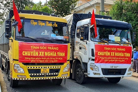 Đoàn xe nghĩa tình của người dân Sóc Trăng trước giờ xuất phát.