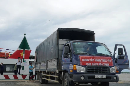 Tàu cao tốc cập bến nhận hàng nông sản vận chuyển về TP Hồ Chí Minh.