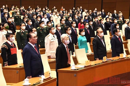 Các đại biểu thực hiện nghi lễ chào cờ tại phiên bế mạc. Ảnh: DUY LINH.