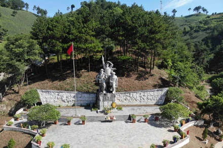 Cụm tượng đài được xây dựng với 3 nam thanh niên xung phong ở BA tư thế khác nhau được tạo từ chất liệu đá xanh.