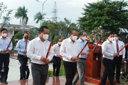 Phó Thủ tướng Trương Hòa Bình cùng các đại biểu Trung ương và địa phương dâng hoa, thắp hương các anh hùng, liệt sĩ tại Nghĩa trang liệt sĩ tỉnh Long An.
